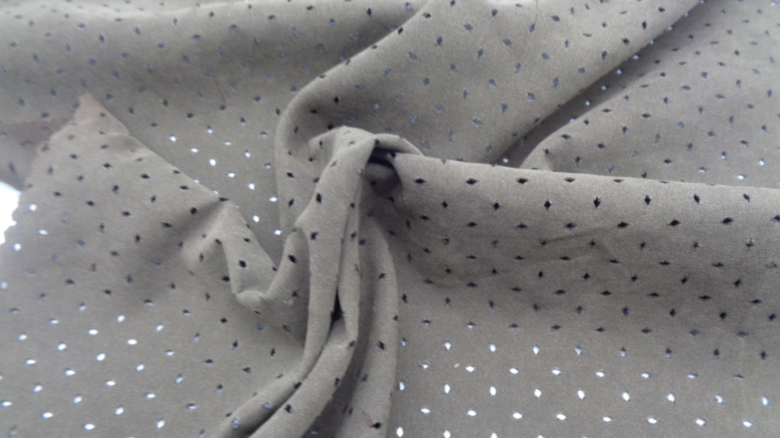 Sports Dot Woven Dyed Twill 140G Punched Clothing Fabric 150Cm 100% Polyester
